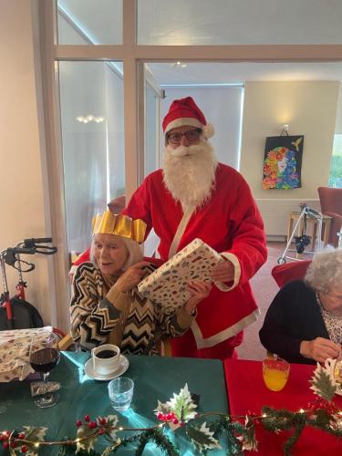 SANTA-WITH-RESIDENT